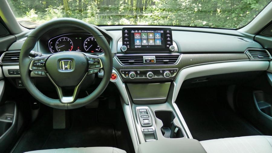 Торпедо Honda Accord Touring Hybrid 2017 года  (NA) (фото 35 из 170)